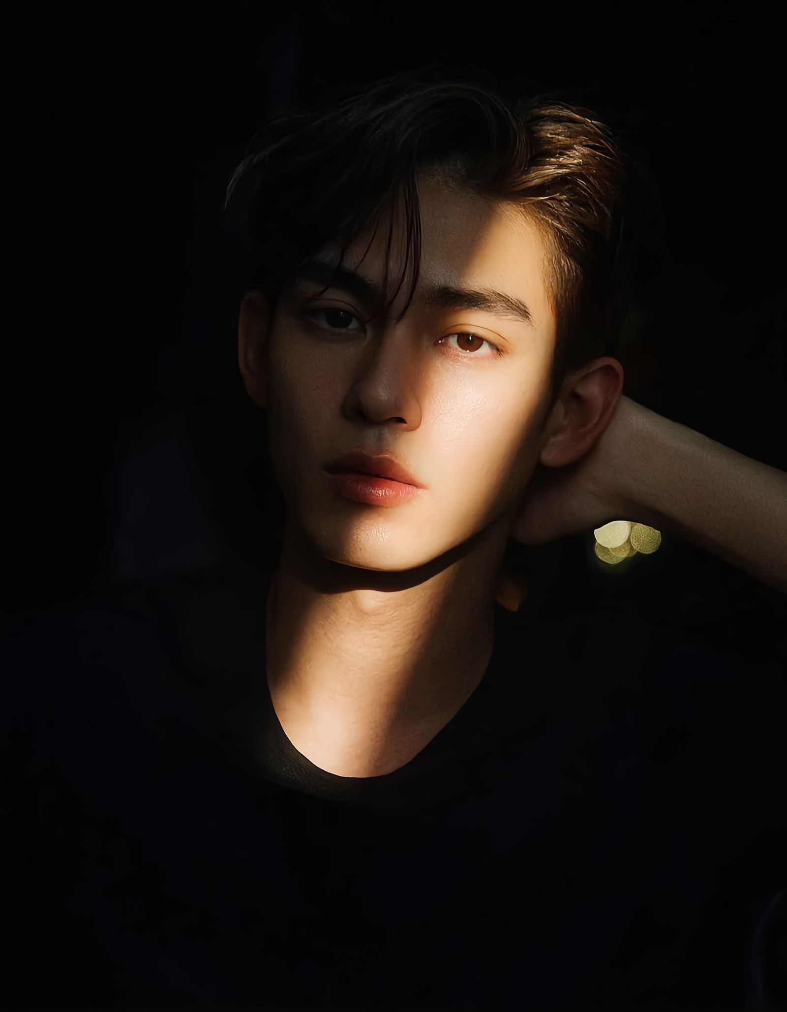 3x4_A_handsome_Korean_male_model_sta