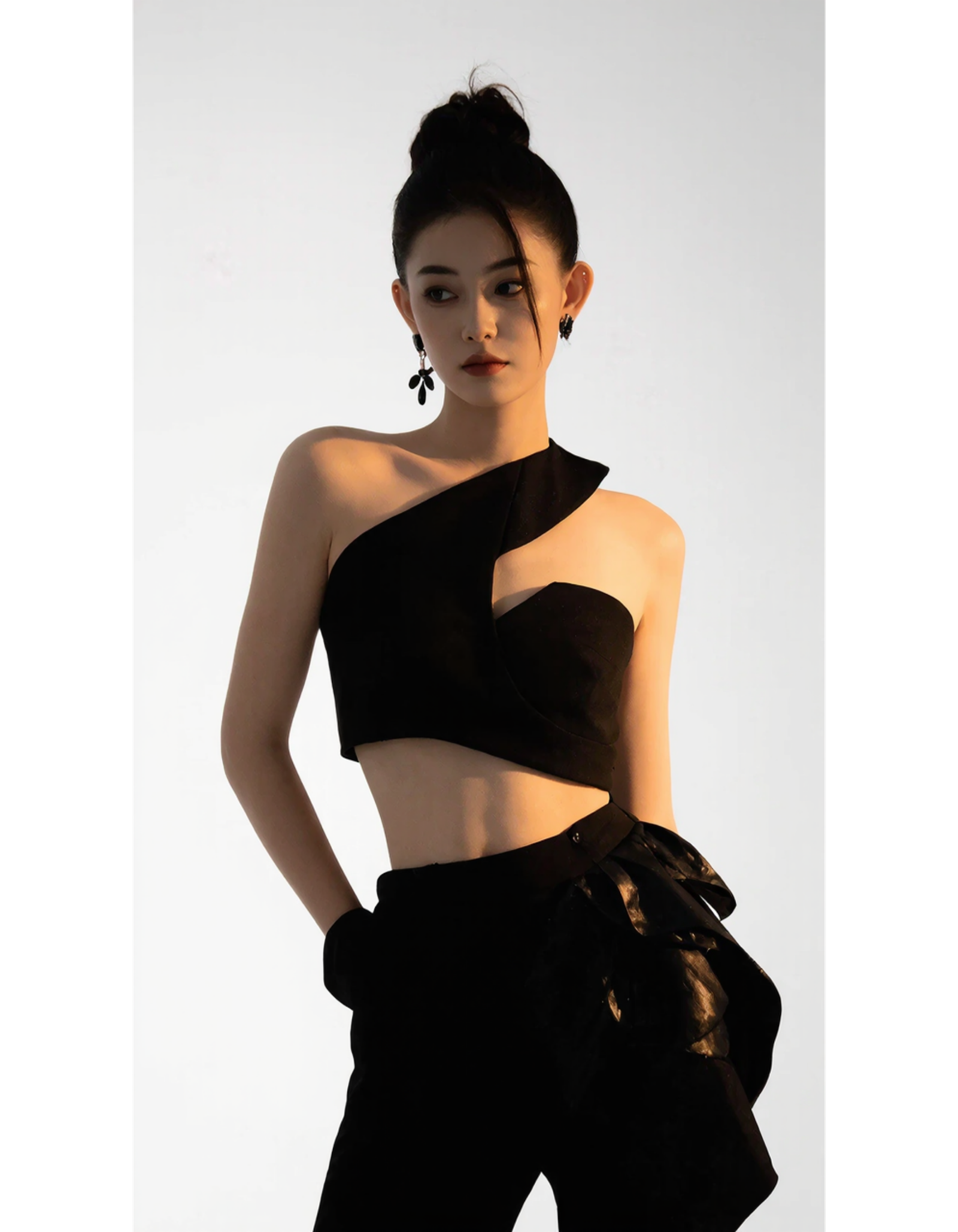9x16_A_fashionable_woman_with_modern_ (1)
